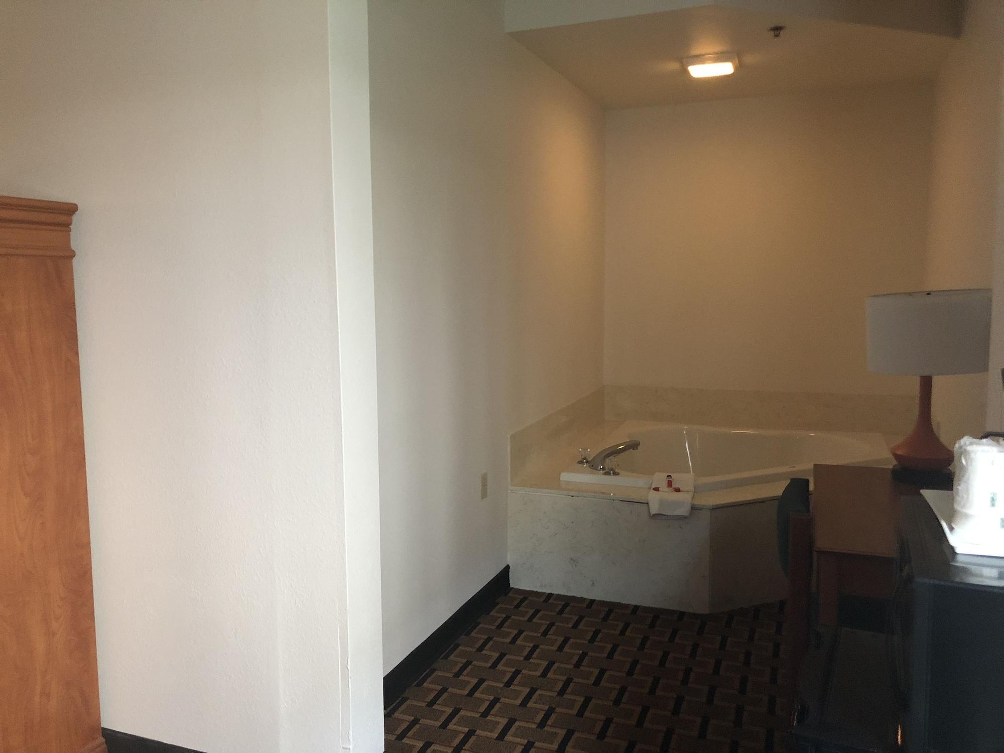 Howard Johnson By Wyndham Airport