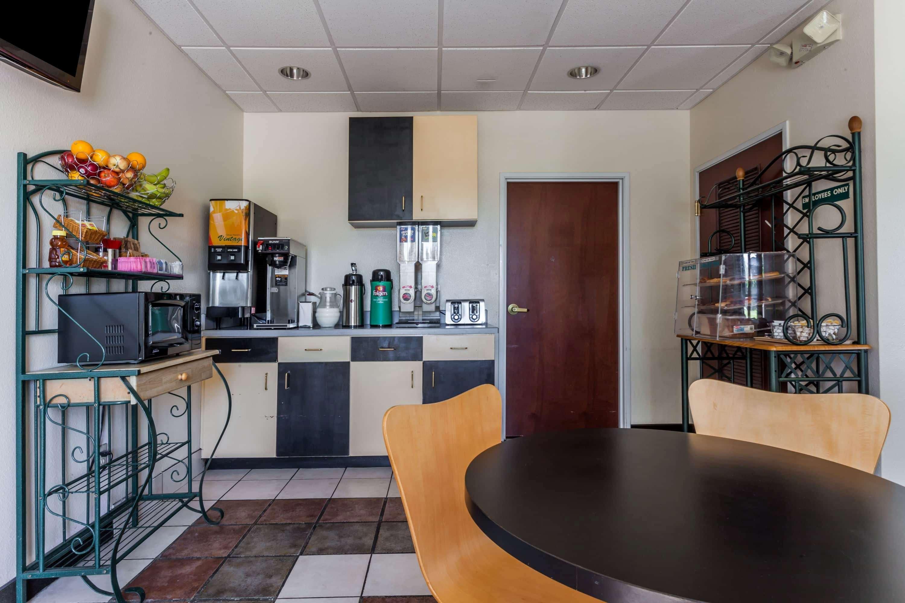 Howard Johnson By Wyndham Airport Hotel 3*