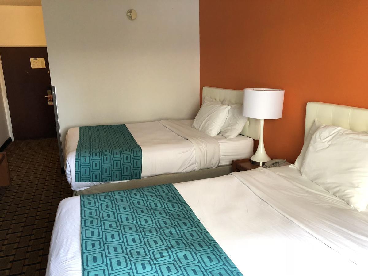 Hotel Howard Johnson By Wyndham Airport 3*