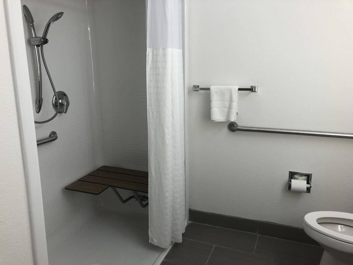 Howard Johnson By Wyndham Airport Hotel